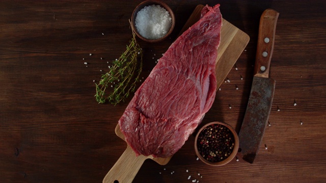 一块切菜板上的新鲜生牛肉。视频素材