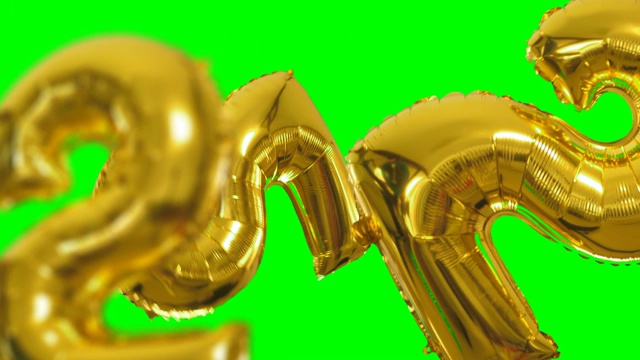 金色，彩色箔2号两个庆祝气球在坚实的背景。视频素材
