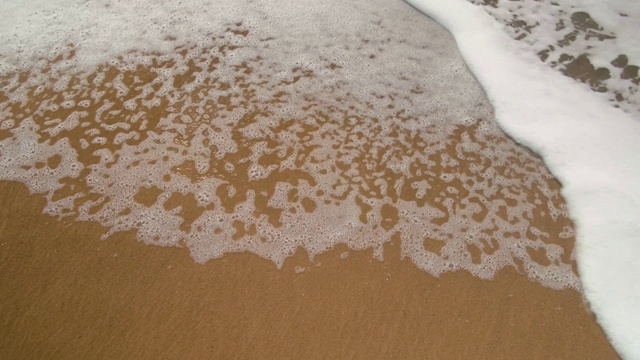 海浪拍打着沙滩上的沙子视频下载
