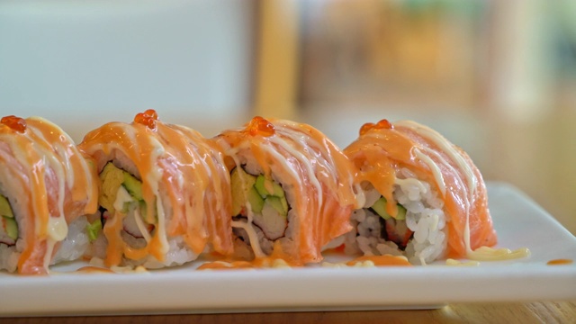 三文鱼卷寿司配酱汁，日式料理风格视频素材