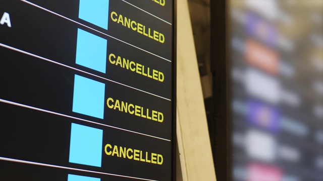 航班取消，机场候机楼时刻表视频素材