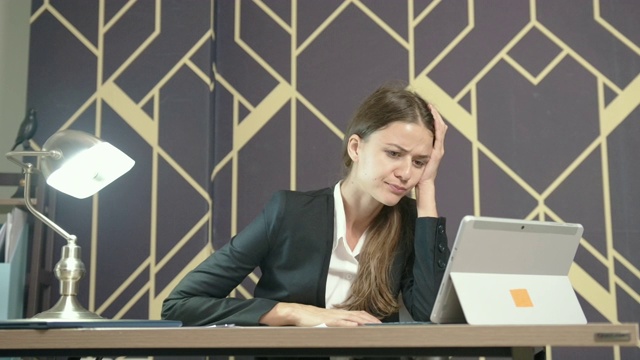 劳累过度的女性手机应用程序设计师在工作时双手抱头视频素材