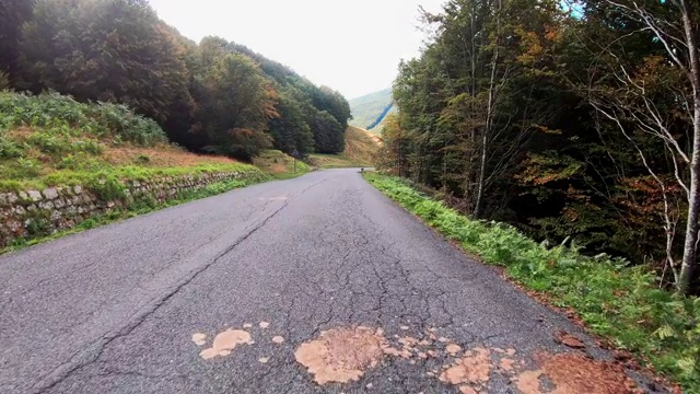在意大利托斯卡纳基安蒂地区的乡村公路上旅行视频素材