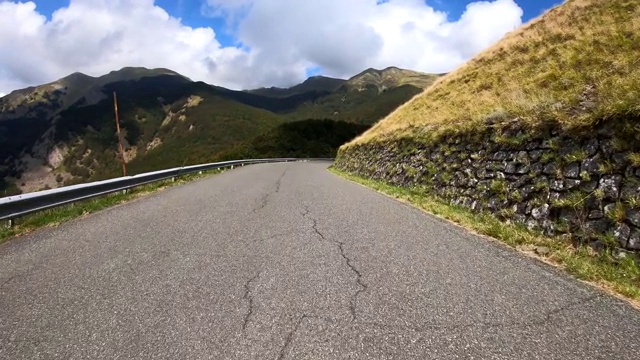 在意大利托斯卡纳基安蒂地区的乡村公路上旅行视频素材