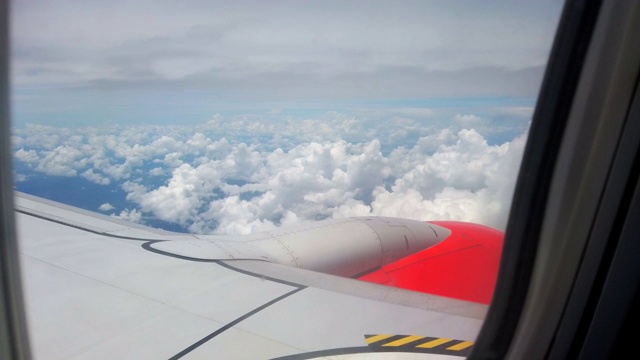 从飞机窗口俯瞰云层的景象视频下载