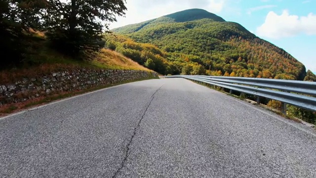 在意大利托斯卡纳基安蒂地区的乡村公路上旅行视频下载