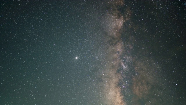 时间流逝镜头的部分银河系通过天空视频下载