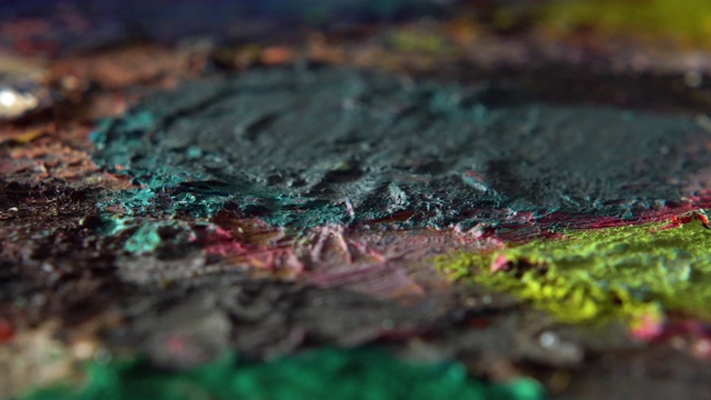 木制调色板上干枯的彩色颜料视频素材