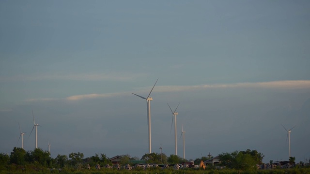 夏天，风力涡轮机在树林中旋转。为绿色生态世界生产可再生能源。视频素材