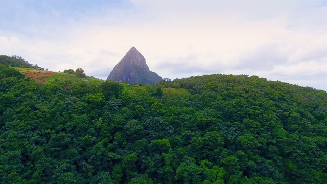 一个岛屿上的山峰的鸟瞰图视频下载