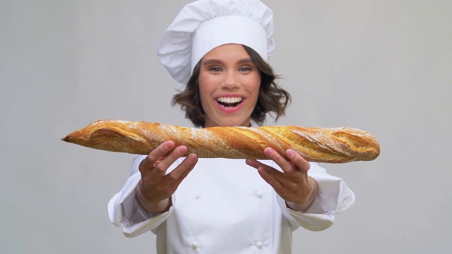 法式面包或长棍面包的快乐女厨师视频下载