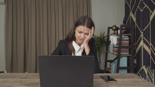商务白人女性，白人晚上在家里工作到很晚，思考电脑笔记本电脑的问题和在隔离中遭受抑郁症。负的。视频素材