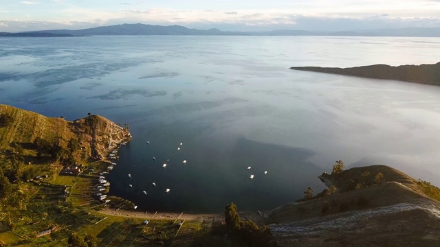 太阳岛和玻利维亚的喀喀湖全景鸟瞰图视频素材