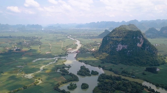 中国广西喀斯特地貌和被河流分隔的农田视频素材