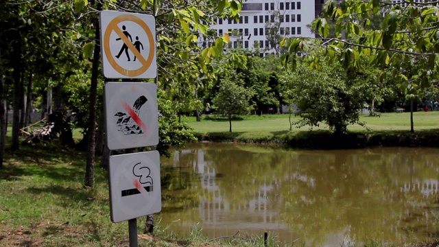 标志禁止的标志位于公园内。视频下载