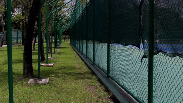 网球场围栏靠近。视频素材
