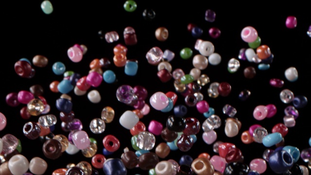 多色的珠子在空气中视频下载