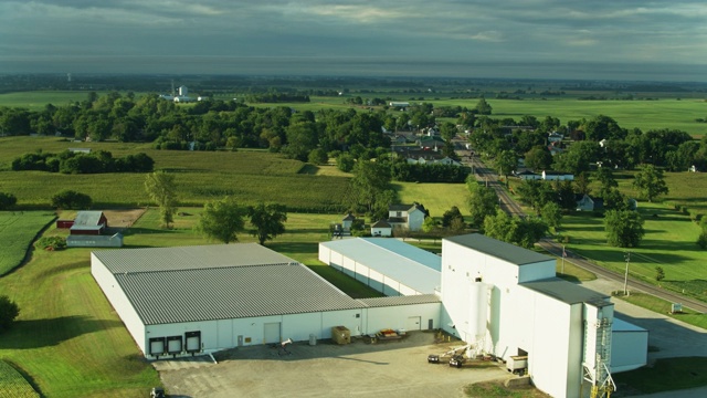 农场建筑在小俄亥俄镇的边缘-空中视频下载