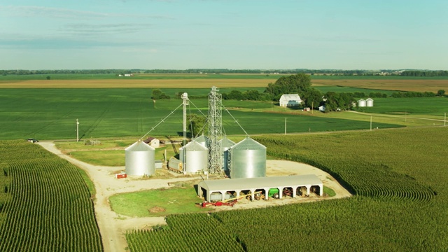 无人机射击接近俄亥俄州农场的谷物升降机视频素材