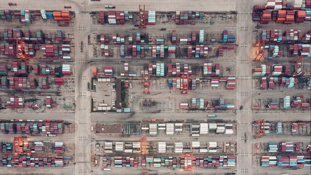 T/L无人机视角下的工业港口与集装箱船视频素材