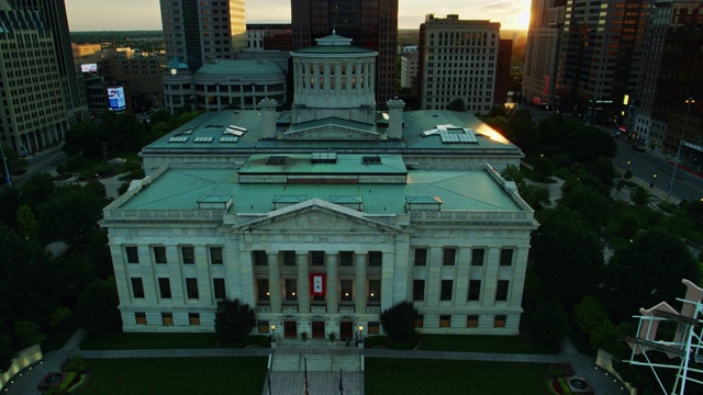 无人机飞过俄亥俄州议会大厦外的哥伦布派遣标志视频下载