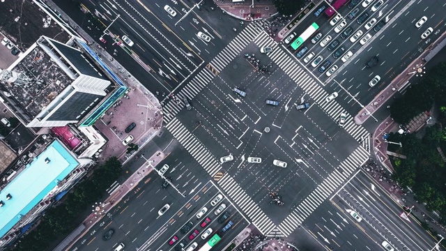 T/L PAN无人机视角城市街道十字路口视频下载