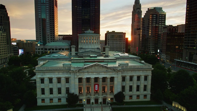夕阳照耀着俄亥俄州国会大厦哥伦布市中心摩天大楼视频下载