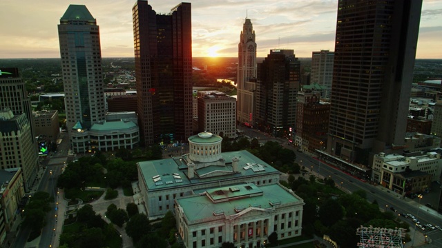太阳落山时，无人机飞过俄亥俄州国会大厦视频下载