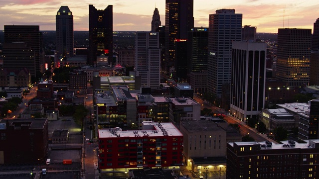 哥伦布市中心，俄亥俄州日落后-无人机射击视频下载