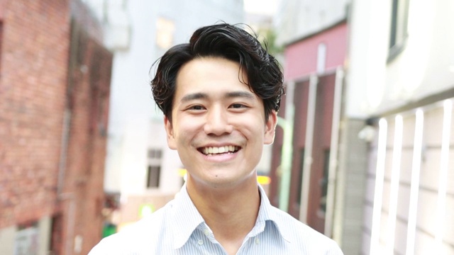 年轻亚洲男子的肖像是微笑的视频下载