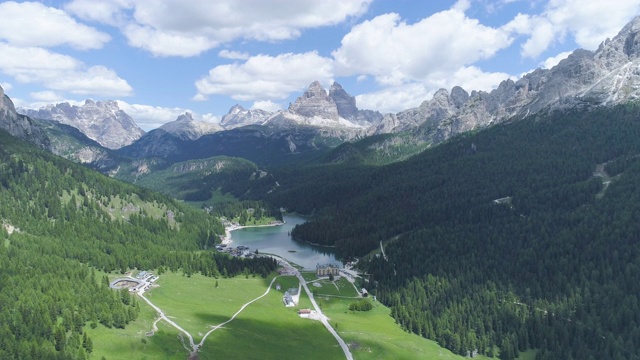米苏里纳湖和拉瓦雷多峰(拉瓦雷多的三座山峰)位于意大利阿尔卑斯山的Dolomites视频下载