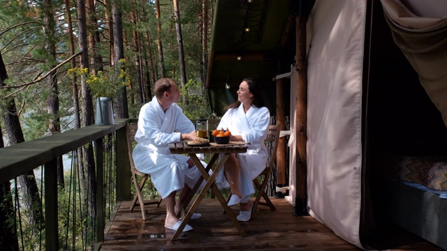 一对夫妇在露营帐篷外享用早餐视频下载