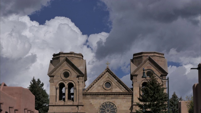 圣菲大教堂圣方济各大教堂的阿西西时间时间流逝与云视频素材
