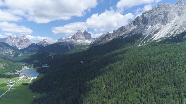 米苏里纳湖和拉瓦雷多峰(拉瓦雷多的三座山峰)位于意大利阿尔卑斯山的Dolomites视频素材