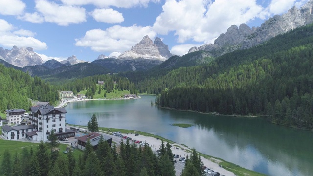 米苏里纳湖和拉瓦雷多峰(拉瓦雷多的三座山峰)位于意大利阿尔卑斯山的Dolomites视频素材