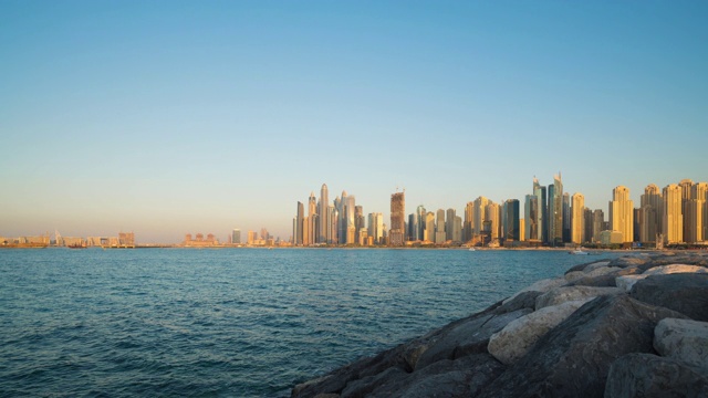 现代摩天大楼和城市景观在迪拜，阿联酋视频下载
