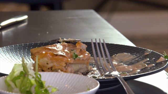 在餐馆里吃新鲜蟹肉千层面的人视频素材