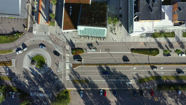 芬兰埃斯波塔皮奥拉社区公寓大楼和街道的鸟瞰图。视频素材