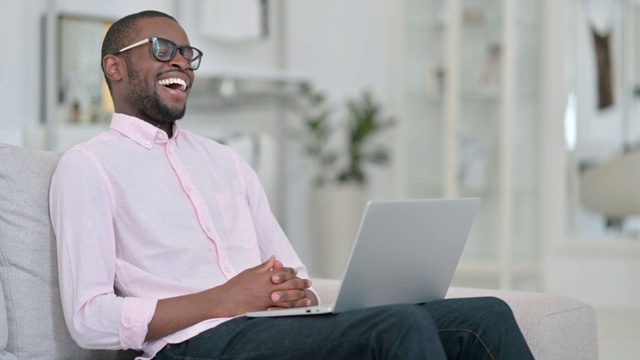 迷人的非洲男人在家用笔记本电脑做视频通话视频素材