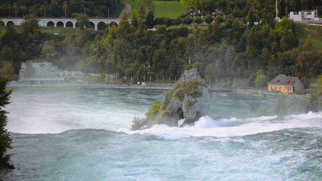 欧洲最大的瀑布。莱茵瀑布。河上的岩石和美丽的瀑布。Neuhausen, Schaffhausen，瑞士。视频素材
