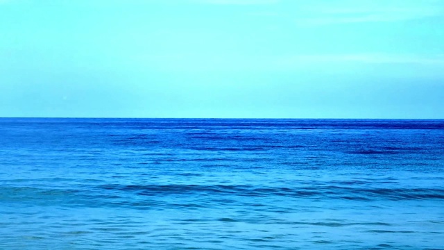 柔和的深蓝色海水上美丽的缕缕烟雾白云天空的背景视频素材