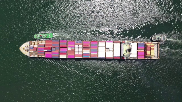 俯视海上集装箱船视频素材