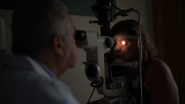 验光师检查病人的眼睛视频下载