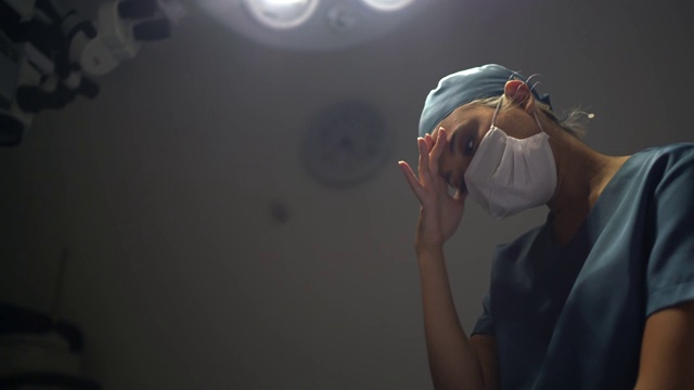 忧心忡忡的医疗保健女护士在手术室在医院视频素材