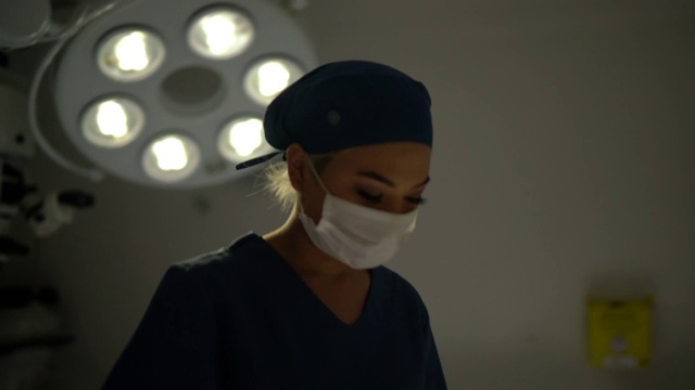 忧心忡忡的医疗保健女护士在手术室在医院视频素材