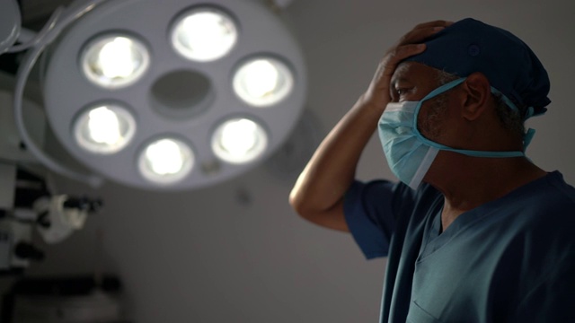 焦虑的男护士在医院手术室视频素材