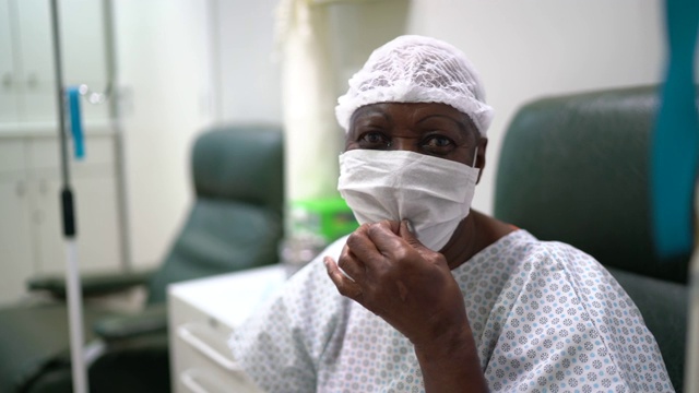 一名年长的女病人在医院摘下面罩微笑的肖像视频素材