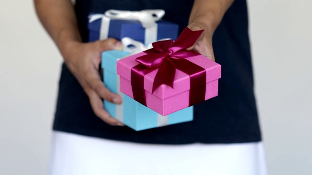 用礼品盒赠送礼物的妇女视频下载