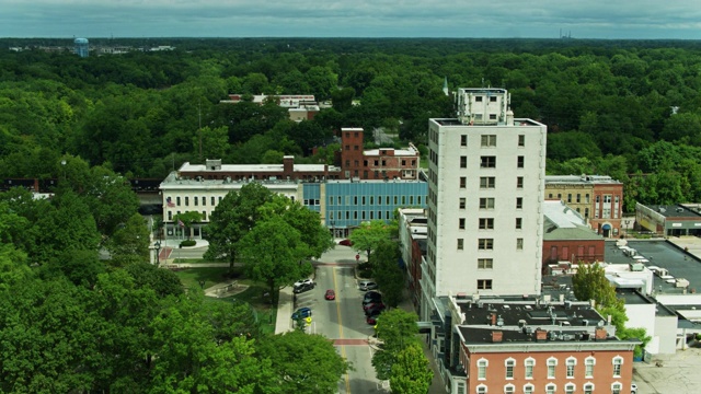 俄亥俄州伊利里亚市面向城镇广场的一排建筑视频素材