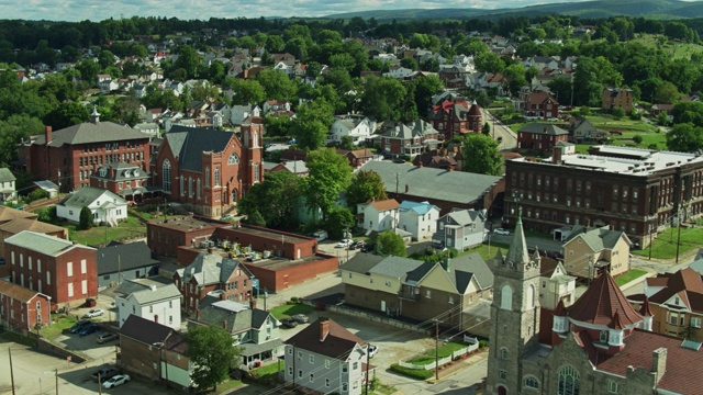 教堂和房屋在康奈尔斯维尔，宾夕法尼亚州视频下载